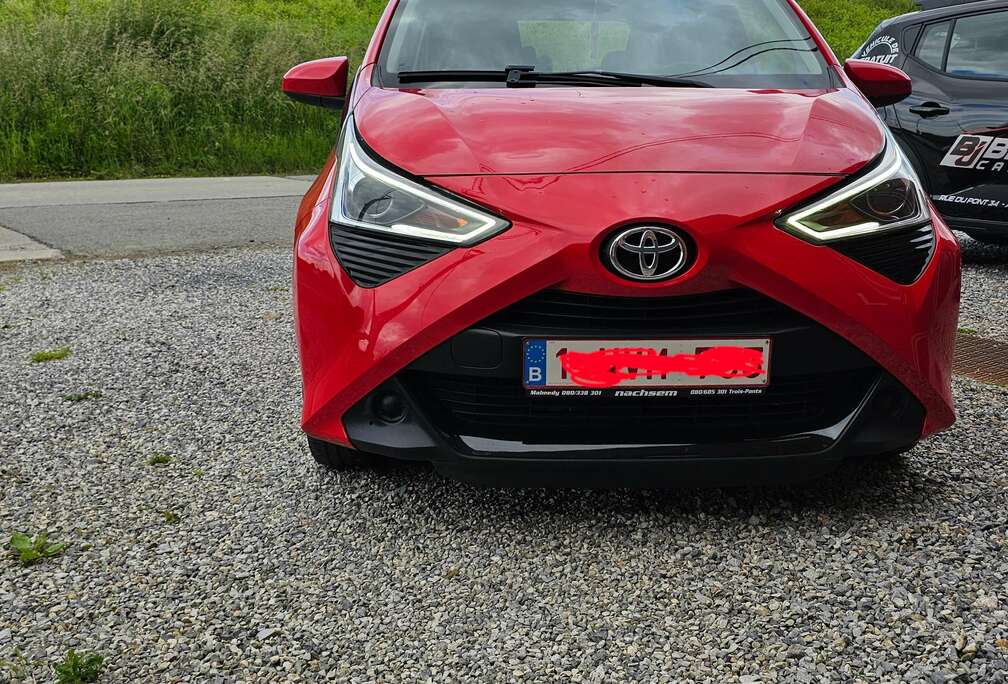 Toyota Aygo+1.0i+VVT-i+x-play LHD super RED V dark grey