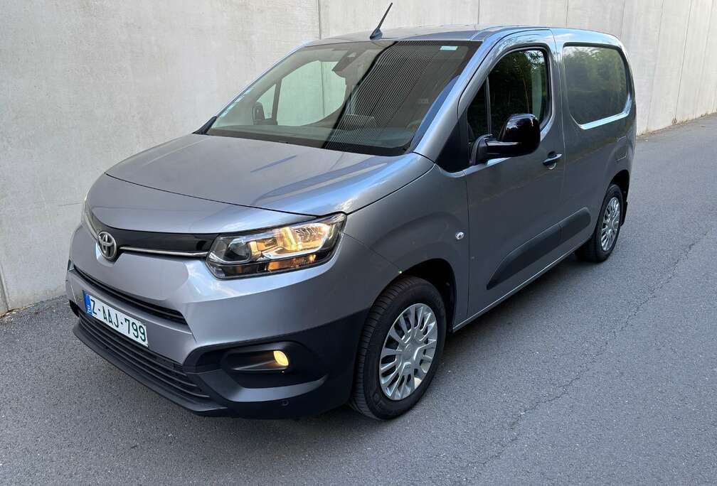 Toyota Utilitaire 3 places !!!13.000 km !!! Automatique new model