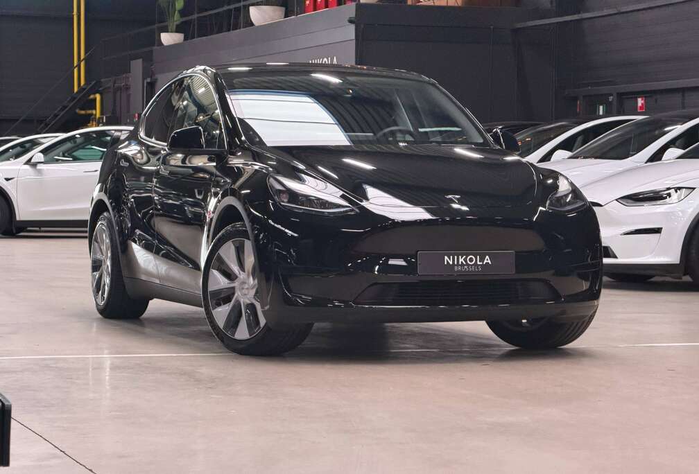 Tesla REAR WHEEL DRIVE - TOW HOOK - AUTOPILOT ACTIVE - WINTERPACK