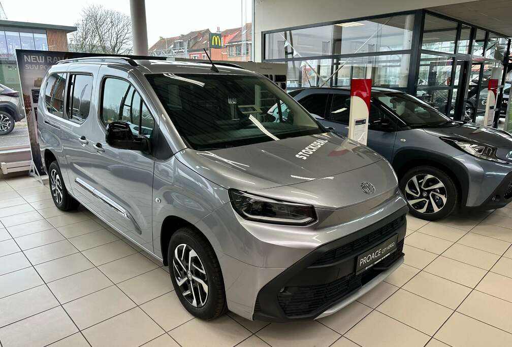 Toyota Family LWB/1.2 benzine manueel 7 zitplaatsen