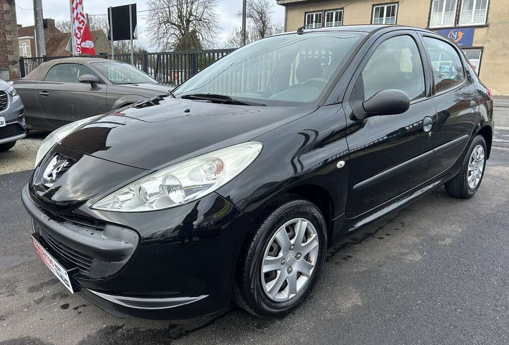 Peugeot + 1.1i Trendy 5portes 1er proprio avec carnet