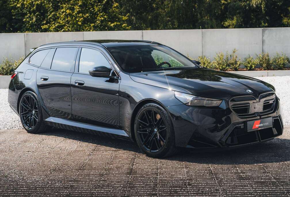 BMW G99 Touring / Saphirschwarz Metallic / 21\