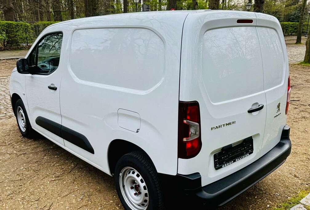 Peugeot 11/2022  029.000 KM  1.5 BLUEHDI 75 KW