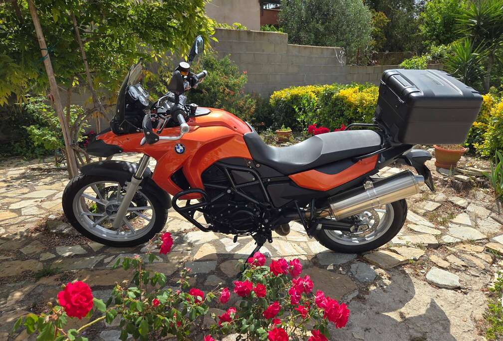 BMW (800 cm3)
