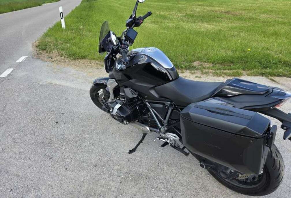 BMW Triple black