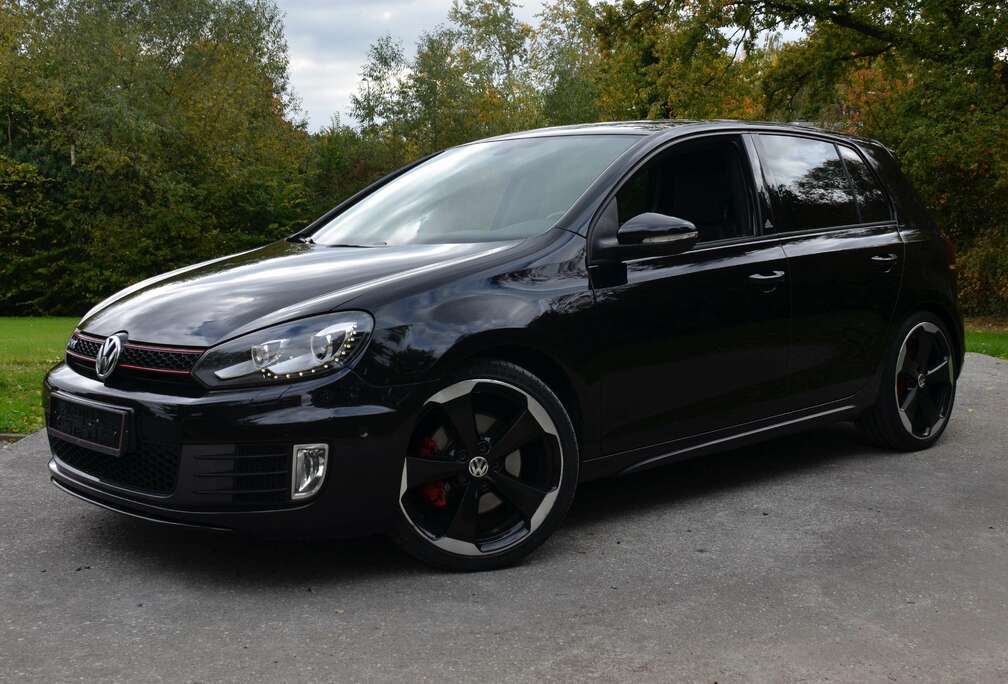 Volkswagen Golf 2.0 TSI - Edition ADIDAS