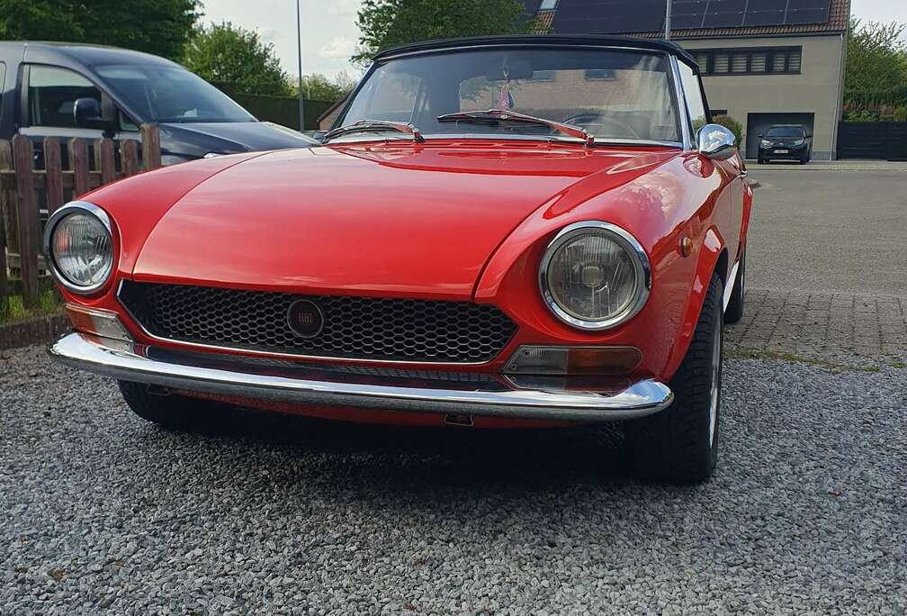Oldtimer fiat 124 spider