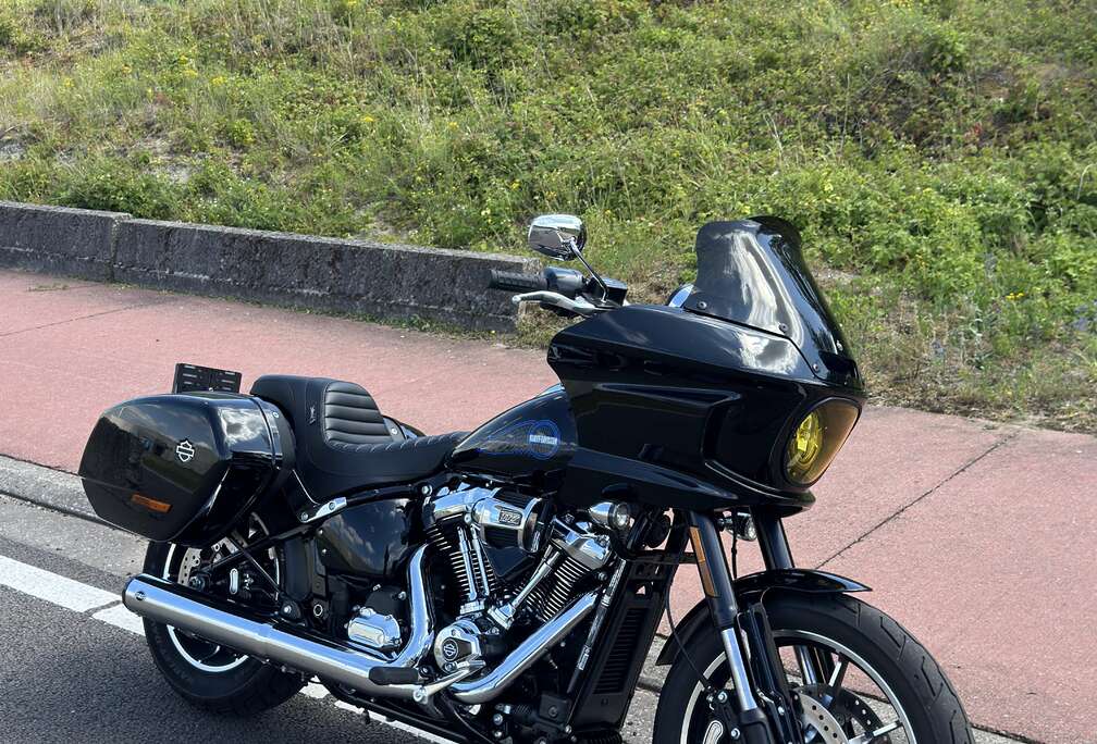 Chrome Trim/ Vivid Black