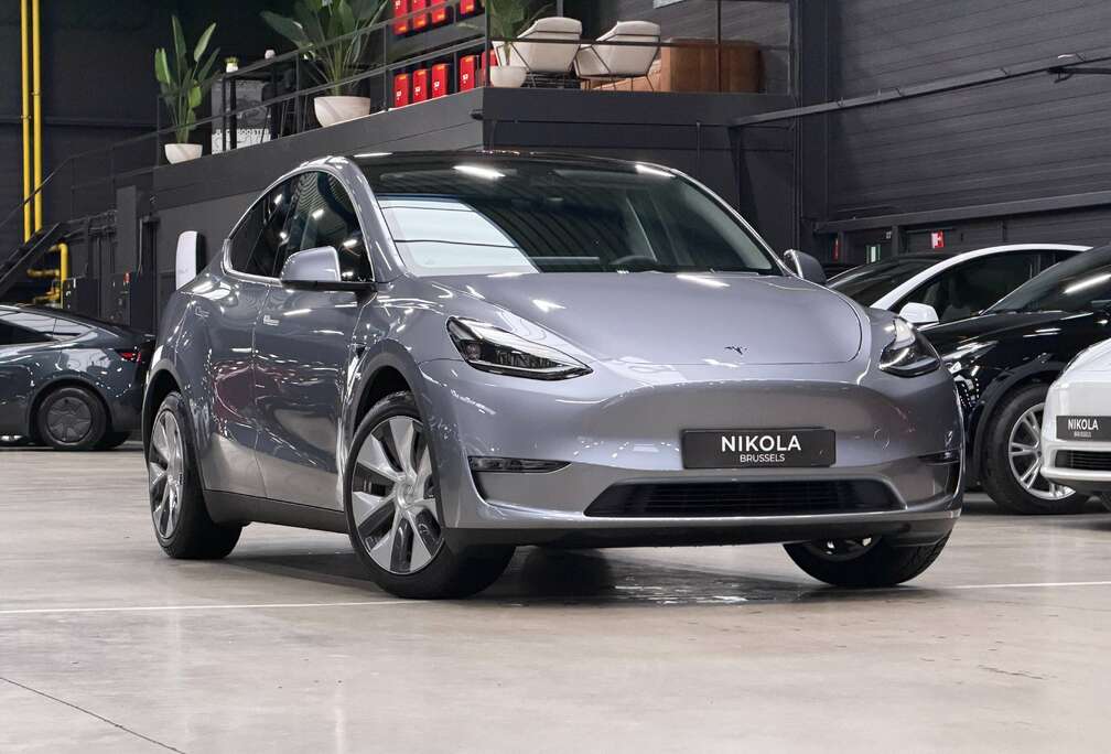 Tesla Model Y LONG RANGE AWD - LOW MILEAGE - TOW HOOK