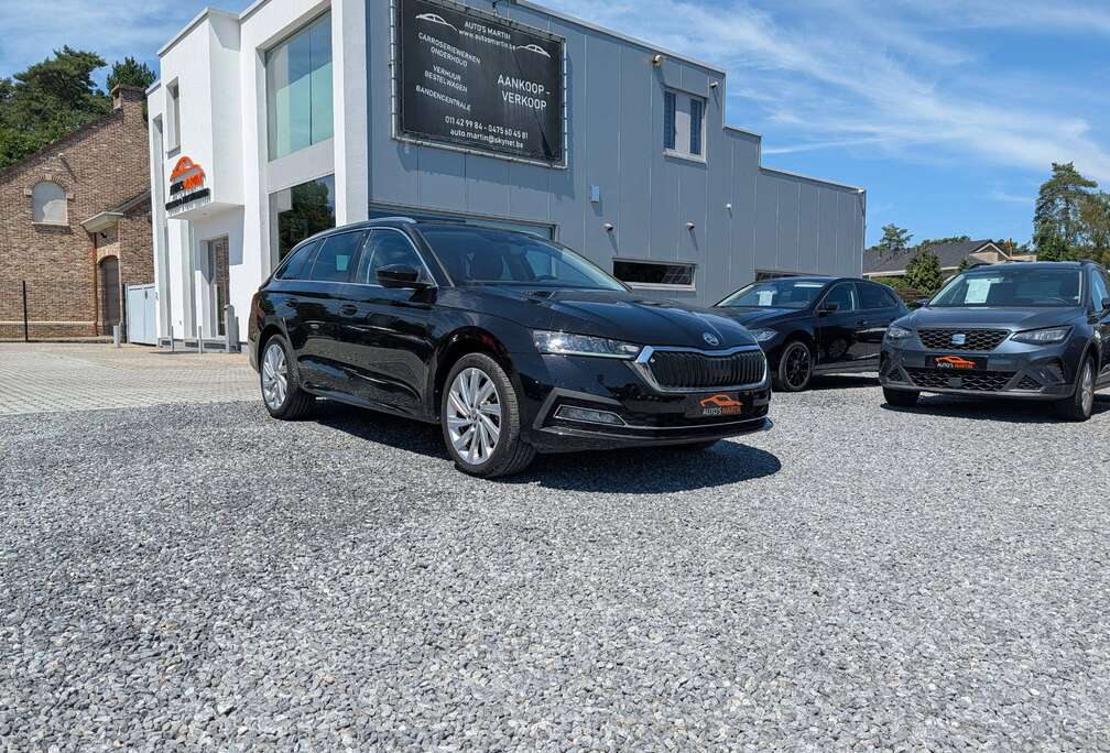 Skoda SW PHEV 1.4 Clever  KEYLESS START  NAVI/CARPLAY  CAMERA  AMBIENT
