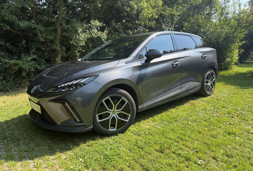 MG 64 kWh Luxury