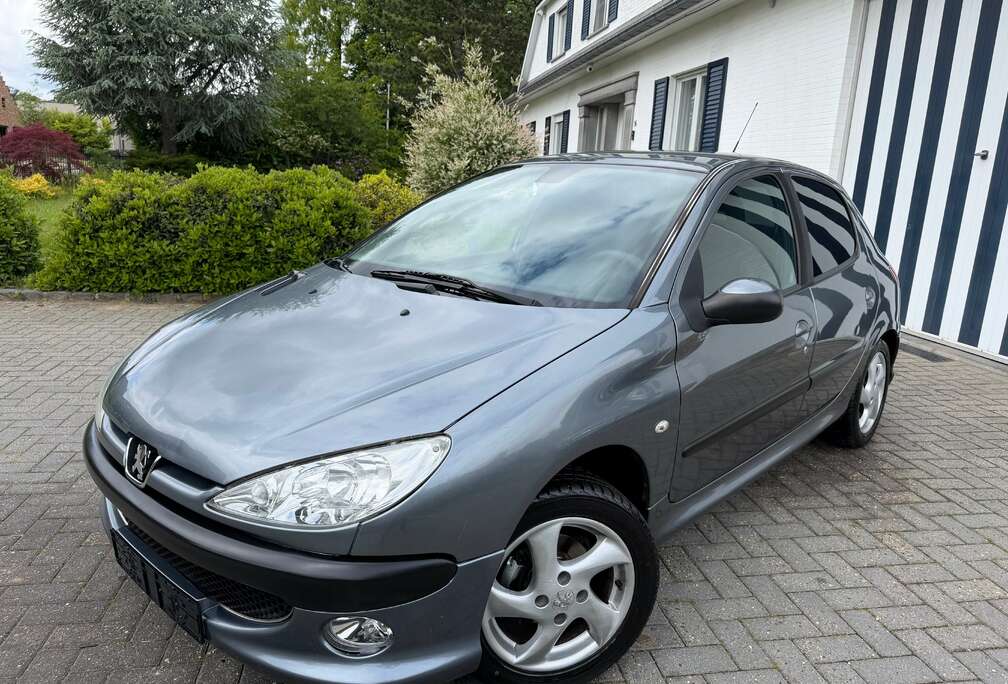 Peugeot 1.4i - Premium Edition - Gekeurd - Groot Onderhoud