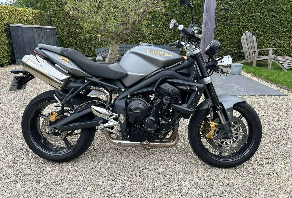 Triumph R
