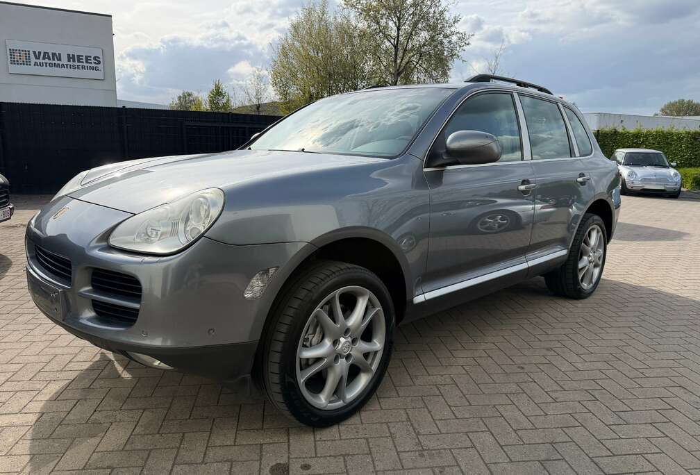 Porsche 4.5i V8 Tiptronic S