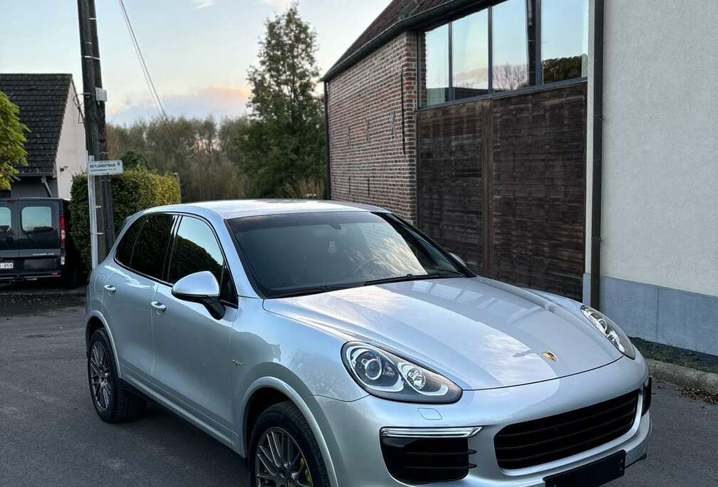 Porsche S E-Hybrid Platinum Edition