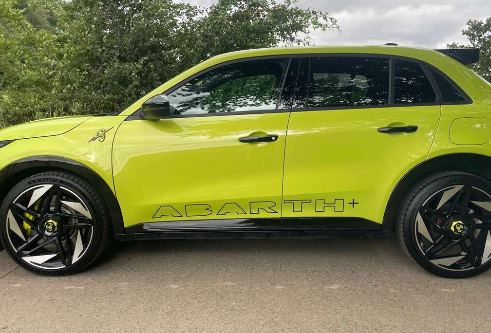 Abarth e-600 54 kWh Scorpionissima Full Options, pack sound Prix TVAC possibilité d\'extension de garantie jusque 2033