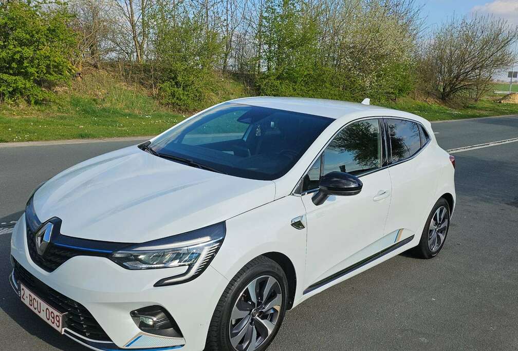 Renault 1.6i E-TECH Hybrid First
