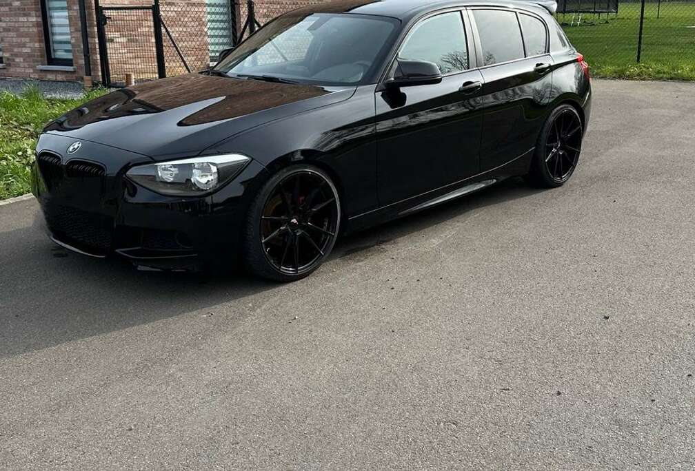 BMW 114i Checkered Flag