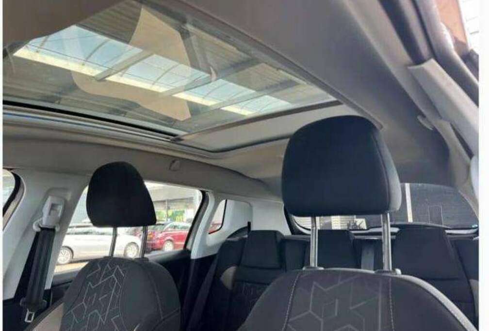 Peugeot 2008 1.2i PureTech Allure S