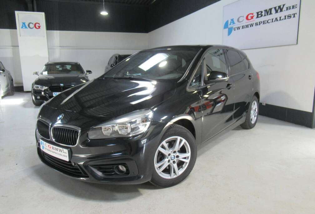 BMW Active Tourer Leder Panoramisch Dak Navigatie Parkeerhulp met Camera 4 seizoensbanden Getinte ruiten