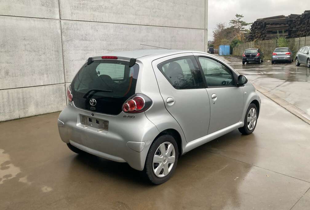 Toyota 1.0benzine 2011 met 69000km*airco*garantie*5deur