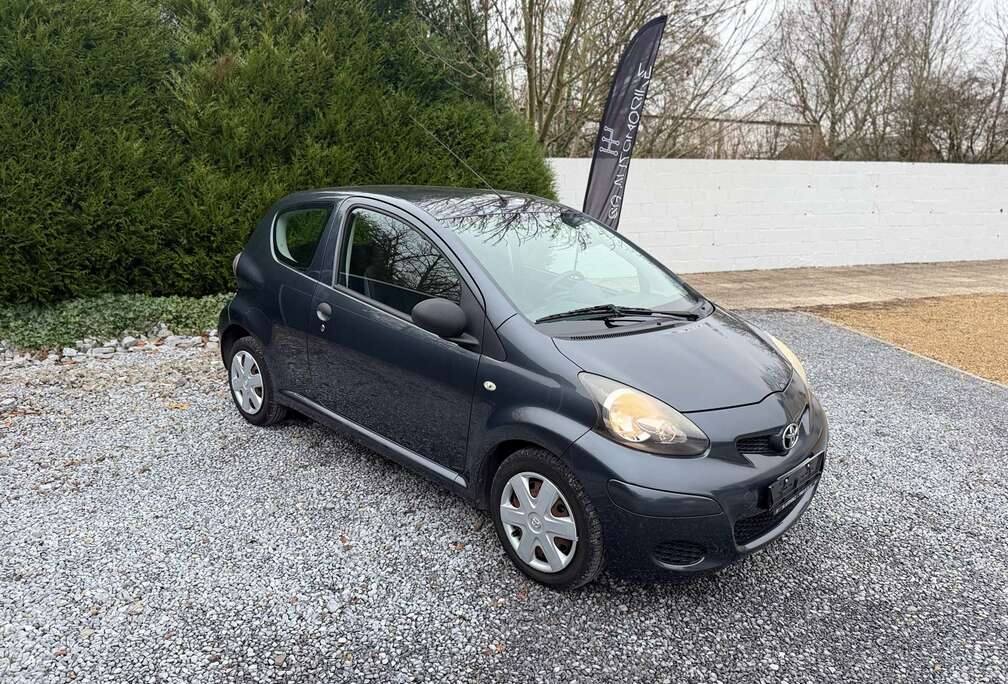 Toyota 1.0i VVT-i , carnet d entretien , garantie 12 mois