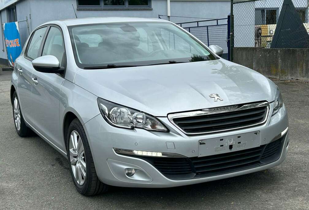 Peugeot 1.2 Essence Access 2013. 60kw