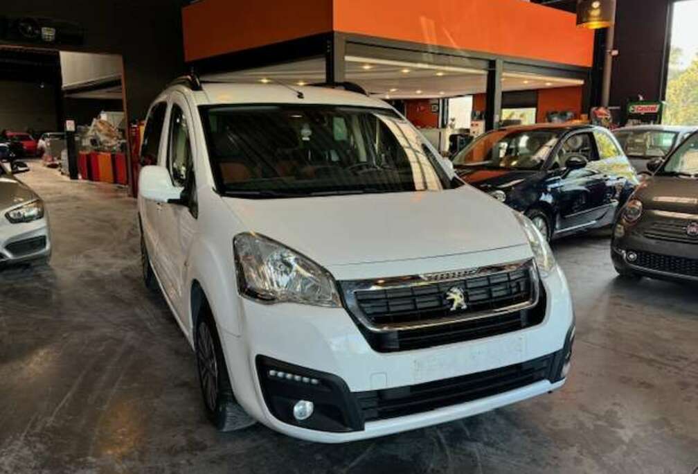 Peugeot 1.2 - A/C - RADIO CD/AUX - LIM/REG - VITRES AV ELEC