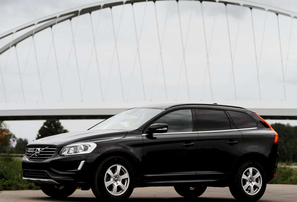 Volvo Volvo XC60 2.0 D4 Momentum Geartronic  FULL IntelliSafe Pro, Adaptive Cruise, 8 banden op velg, nieuwe distri & EGR