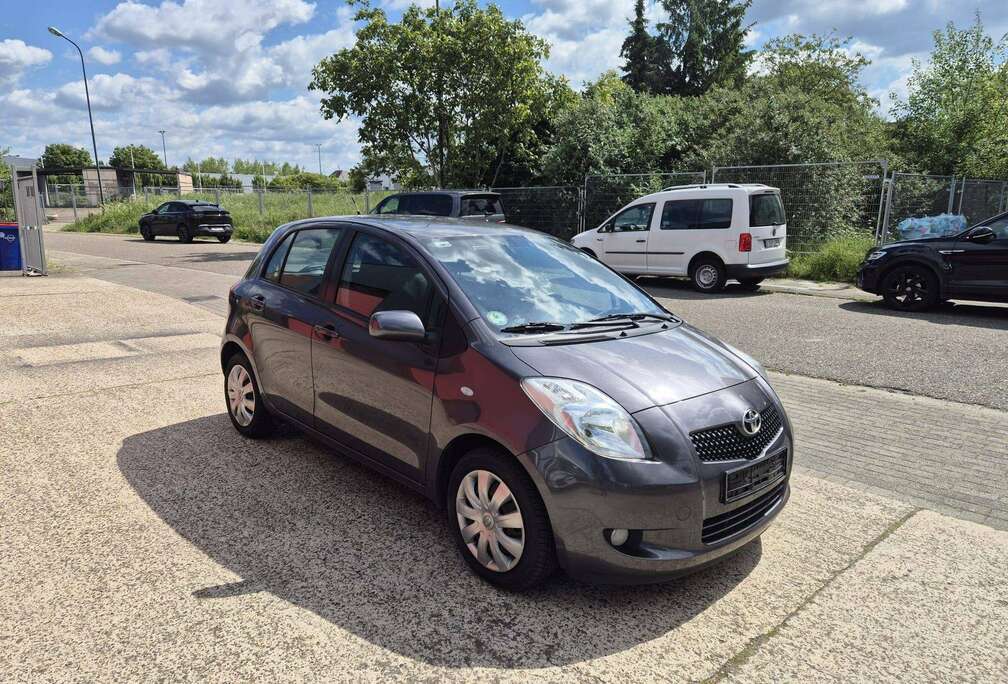 Toyota 1.3i VVT-i - Airco - TomTom Navigatie - Parkingssensoren + Keuring - Garantie - 107.000 km