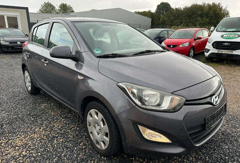 Hyundai i20 blue 1.1 CRDi Trend