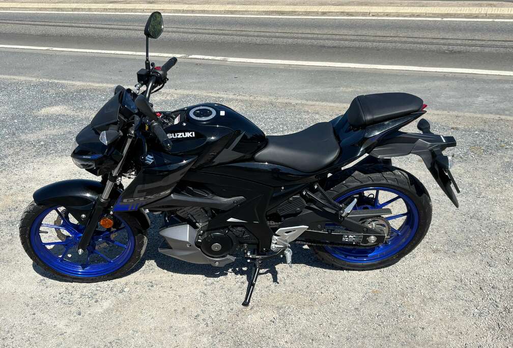 Suzuki Noire jantes bleue