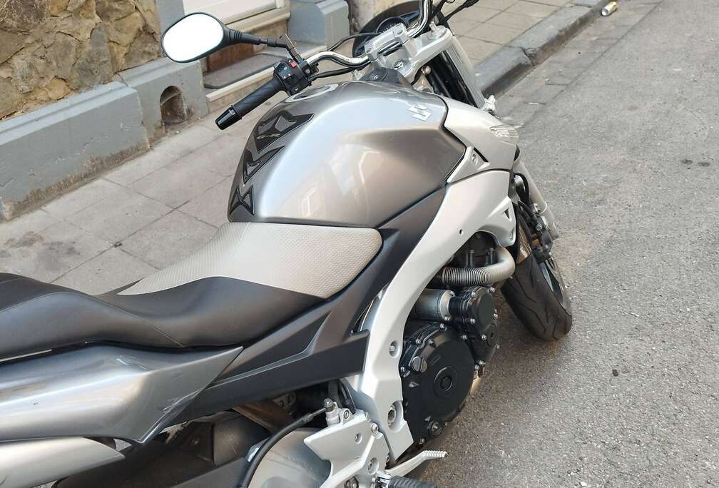 Suzuki Naked