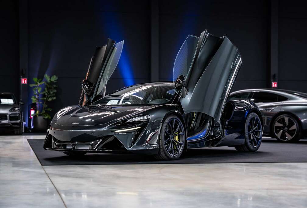 McLaren Artura - OEM Warranty 11/2027 - VAT - Black pack -