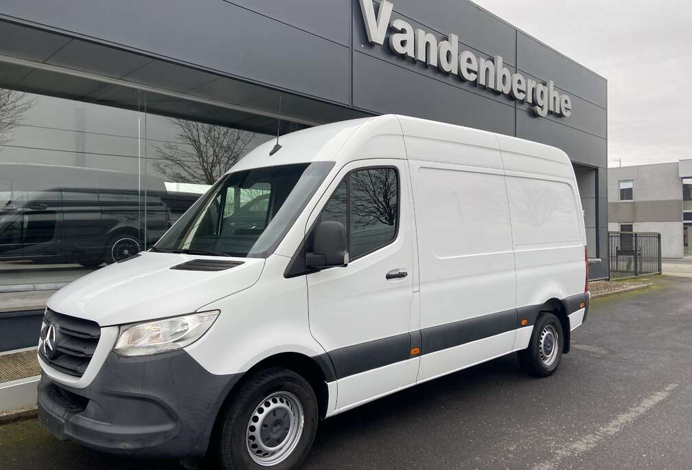 Mercedes-Benz 317 aut leder3.5T trekhaak camera verw zetels navi