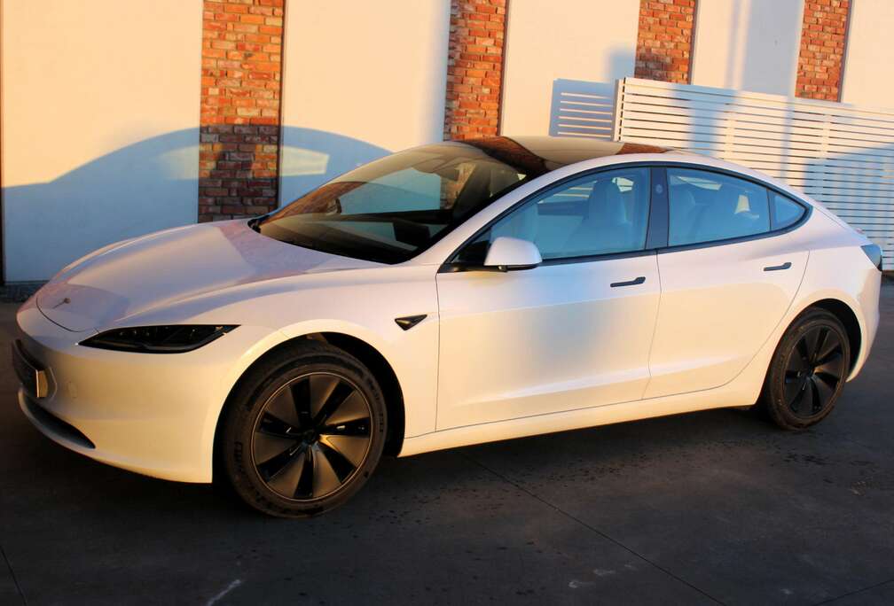 Tesla Standard Premium 60KW RWD WHITE INTERIOR