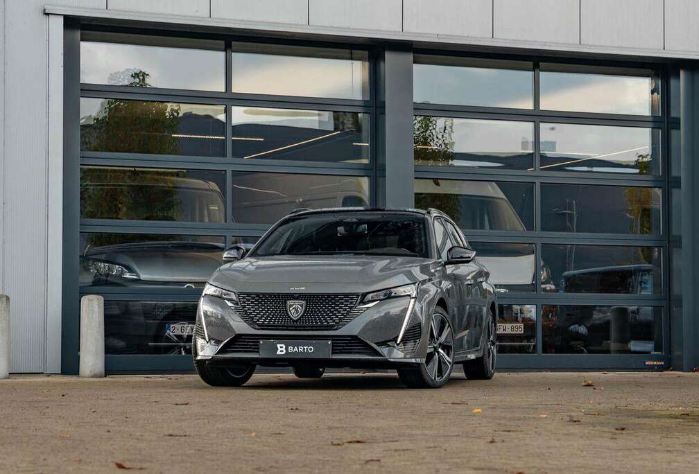 Peugeot SW  GT  130 PK AT  Camera  Airco  Navi  A...