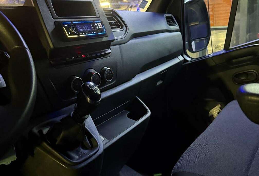 Renault 2.5 dCi 28 L1H1 2/6 pl.