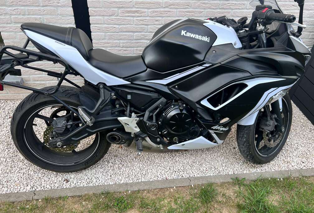 Ninja 650 ABS – Metallic Spark Black / Pearl Blizzard White.
