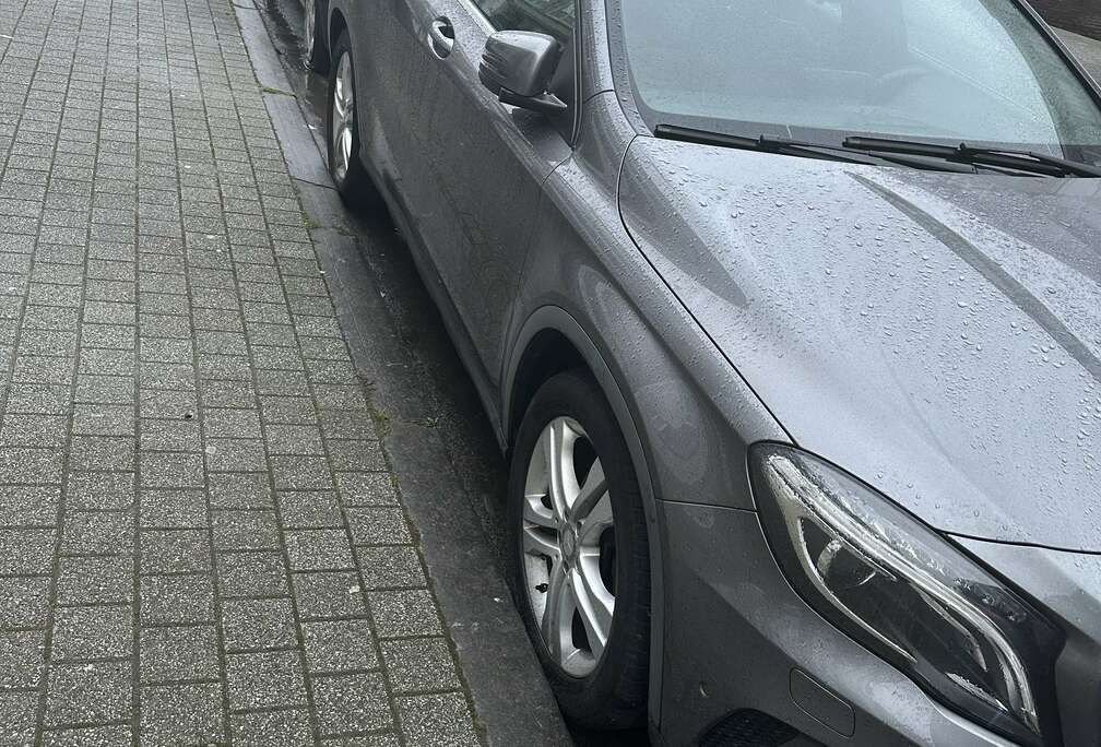 Mercedes-Benz Avec Le Carte Passe