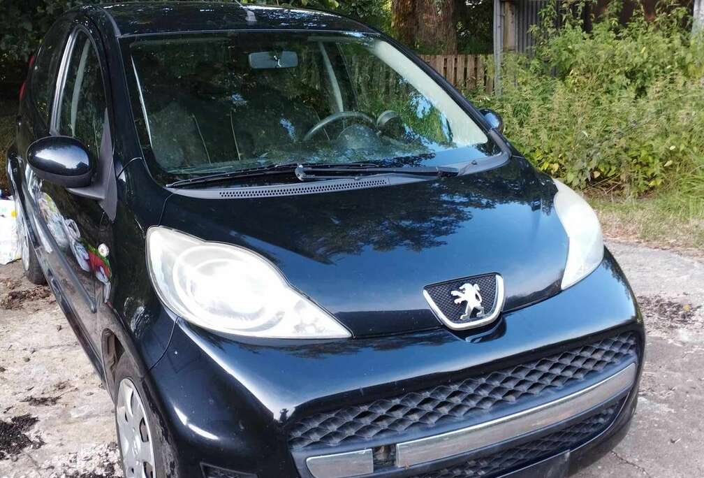 Peugeot 107 noire 1.0i