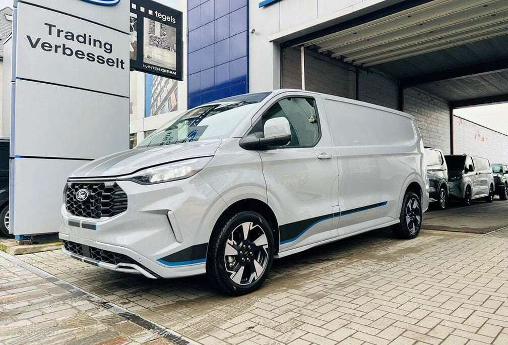 Ford Transit Custom 2.0 TDCI / Sport / L2H1 / 40400 + B