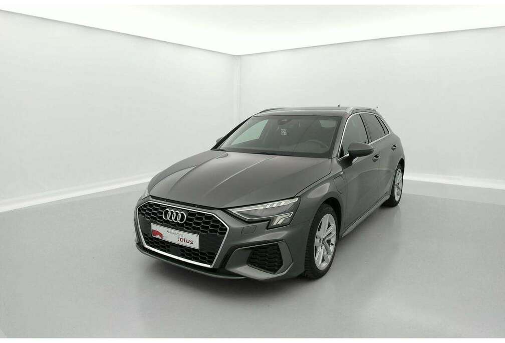 Audi 40 TFSIe S line S tronic (150 kW)