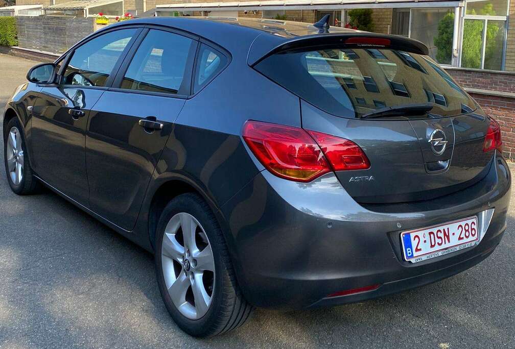 Opel Astra 1.6 Design Edition