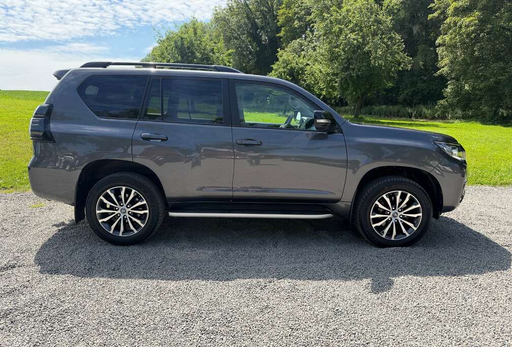 Toyota LAND CRUISER LC 5 d. 2.8L Diesel AT Black Premium LHD