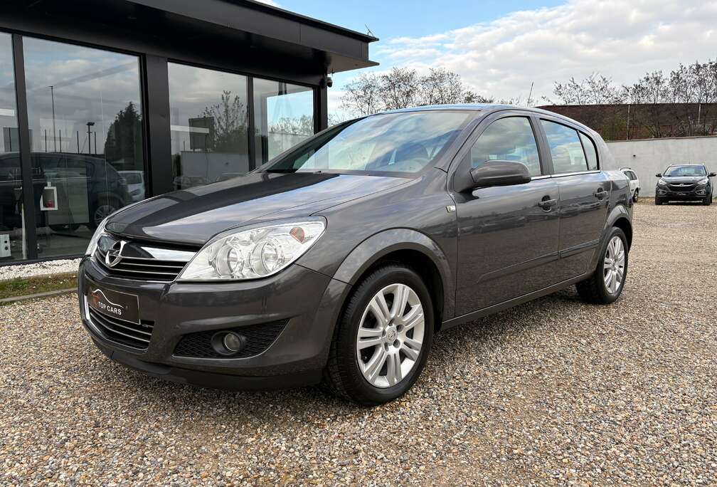 Opel Astra 1.6i Essentia ** 12 Mois De Garantie **