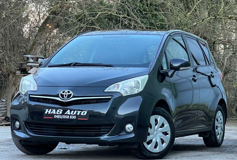 Toyota 1.33 VVT-i//NAVI//CAMERA//TOITPANO