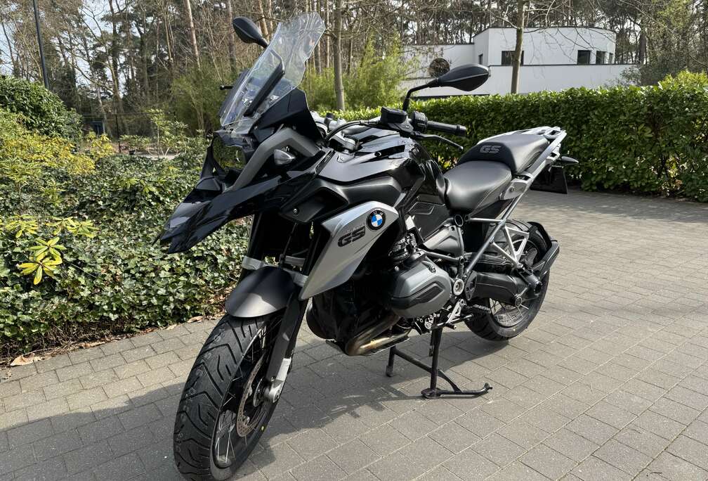 BMW Triple black