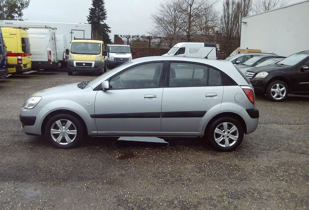 Kia Rio 1.4i benzine-dig-airco++++++++