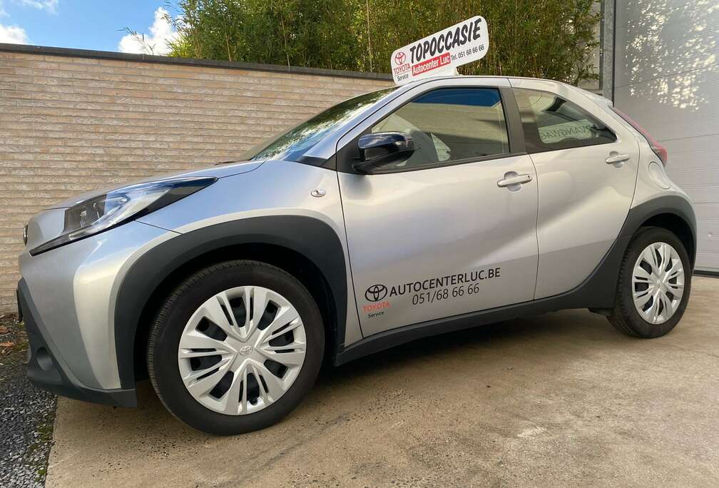 Toyota 1.0i VVT-i X-play / € 12350+ / 9500 KM